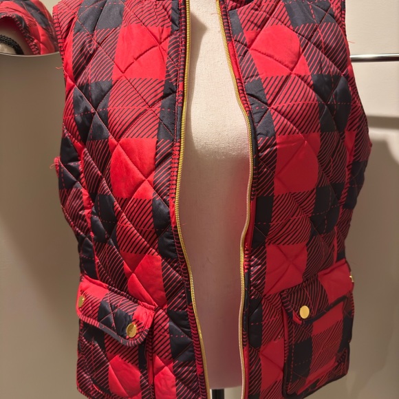 NWOT, Red and black plaid puffer vest, size Medium - Picture 3 of 5